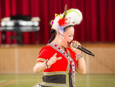 黃玉珍歌唱舞蹈表演照