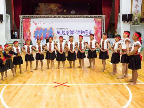 介達國小-原住民傳統舞蹈團合照